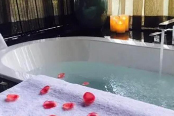 上海松江水疗池中的失重冥想：当身体学会漂浮